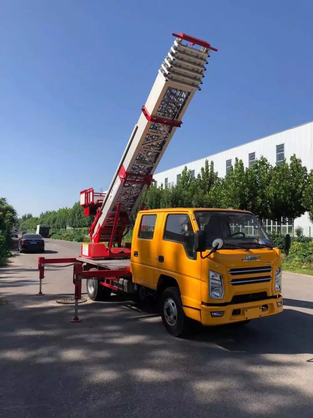 山阳附近的云梯车出租服务：轻松解决高空作业需求